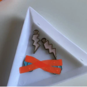 Berlocker  - Två blå moln och två rosa blixt berlocker! Kan göras örhängen men kostar mer. Två för 2kr ⚠️Molnen är sålda⚠️