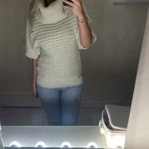 Stickad t-shirt  - Supersnygg stickad t-shirt från clockhouse. 