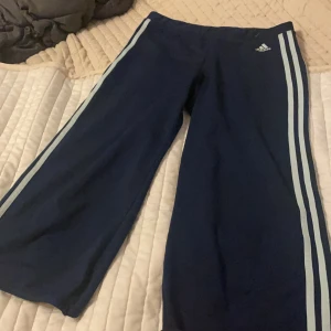 Adidas shorts - Adidasbyxor som är köpta på humana. Kommer till knäna om du är kort kommer de lite över knäna💓