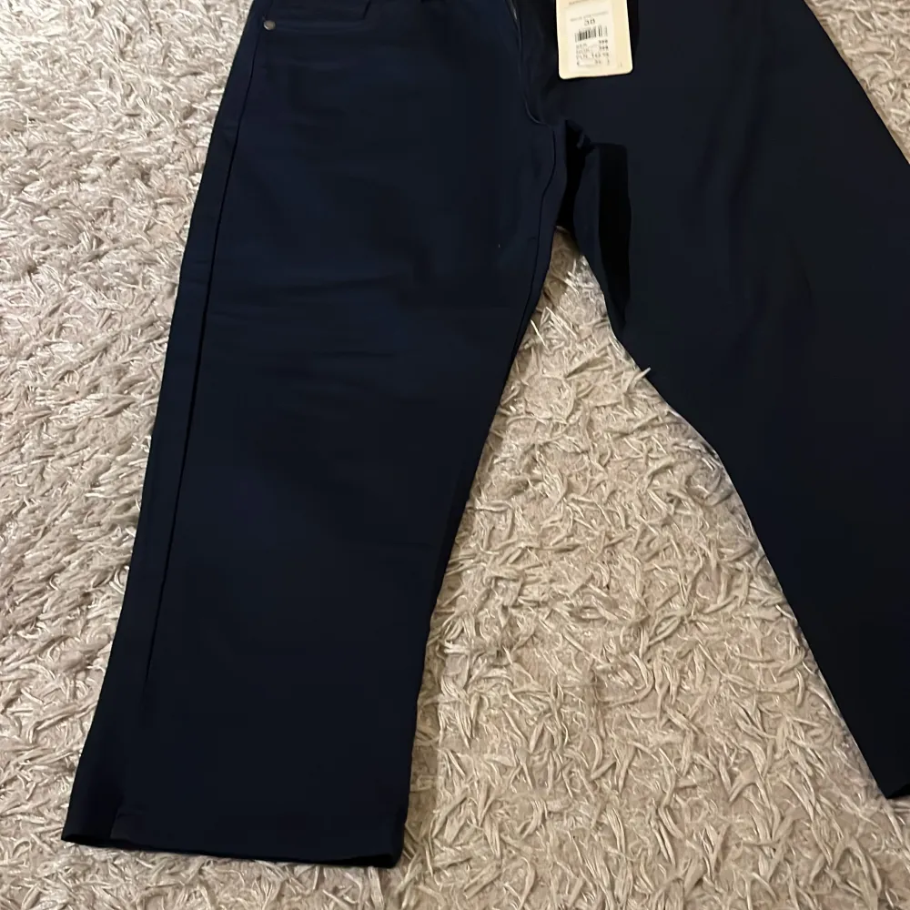 Ett par jättefina jeans från Lindex i ett ny skick.Orginal pris 400 säljer för 160kr. Jeans & Byxor.