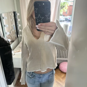 Tröja med Vring - Supersnygg tröja med V ring, en tröja som bianca ingrosso burit