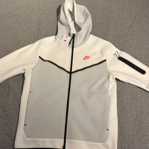 Nike tech fleece - Aldrig använd, helt ny. Lappen sitter kvar. Säljer för att jag fick den i present och returtiden hade gått ut.