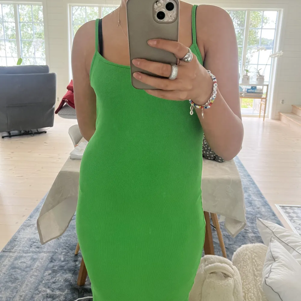 Säljer nu denna gröna klänning då den bara har kommit till användning en gång! Klänningen slutar precis under knäna!. Klänningar.
