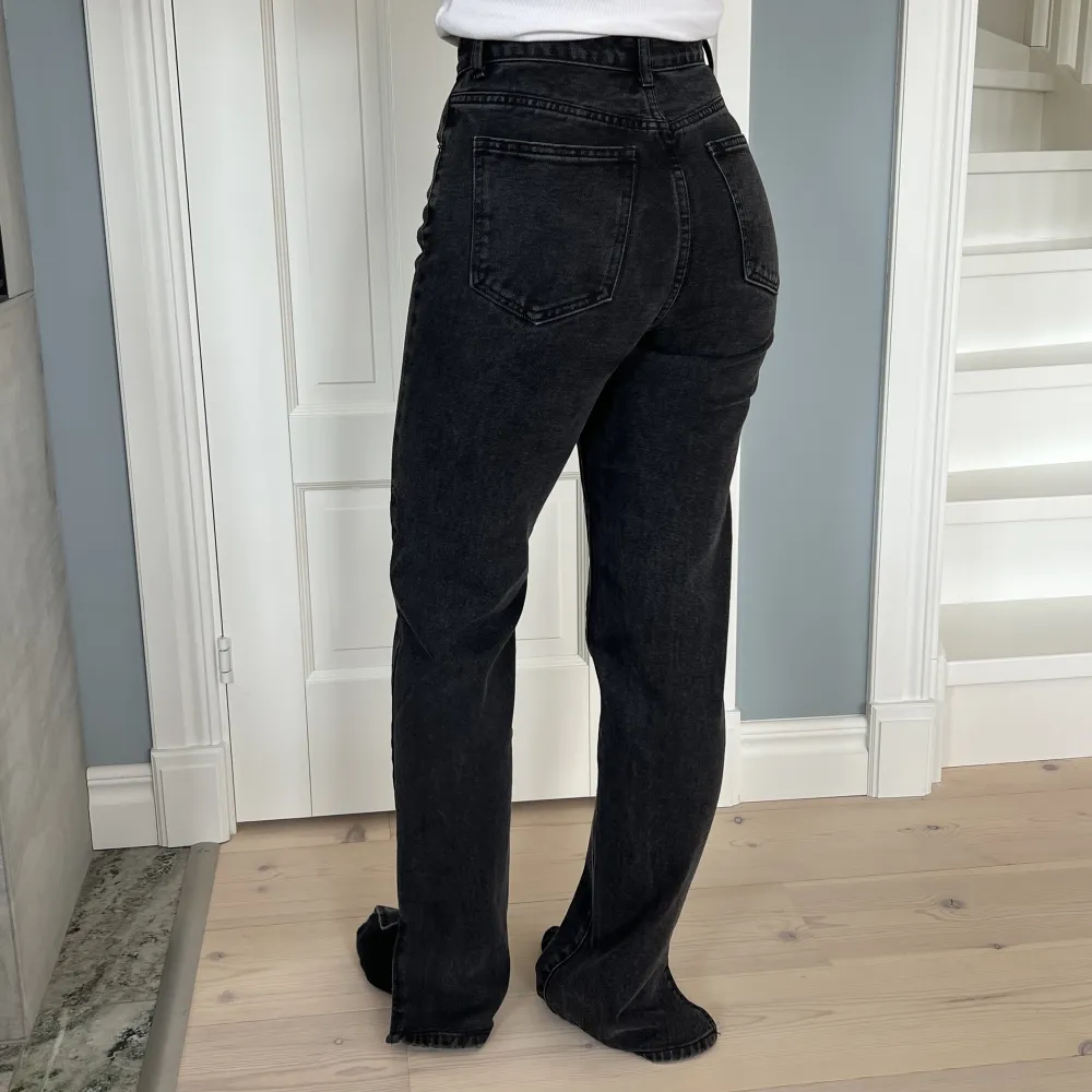 Svarta jeans med en lite ”urtvättad” look. Jag är 165 cm och de passar perfekt med en sko med lite högre sula/klack då de är något långa. . Jeans & Byxor.