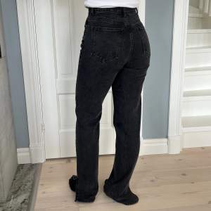 Svarta jeans med en lite ”urtvättad” look. Jag är 165 cm och de passar perfekt med en sko med lite högre sula/klack då de är något långa. 