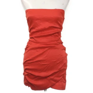 Snygg Zara klänning❤️🤩 - Sjukt snygg röd zara klänning❤️🤩perfeeekt till hösten till fest eller fin middag!!! Använd en gång så i perfekt skick!! Hör av dig om du vill ha egna bilder🫶