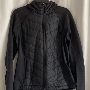 Träningsjacka - Svart träningsjacka från H&M. Använd ett fåtal gånger och i gott skick.