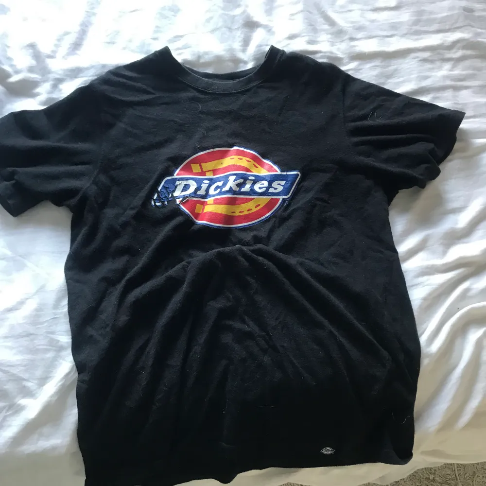 Testar sälja denna dickies t-shirten, märket är sprucket som man ser på bilderna💗. T-shirts.