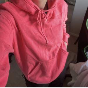 Neon rosa hoodie från weekday storlek XS men oversize så sitter mer som en M. Aldrig använd så helt ny. Skitsnyggt till höst/vinter/vår. Kolla gärna resten av mina inlägg 🫶🏻