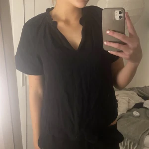 Svart blus - Söt svart blus, skulle säga att den är stor i storleken då den är i xs men passar mig som brukar ha m