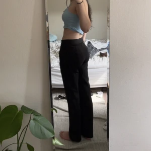 Kostymbyxor  - Svarta kostymbyxor från märkes venderbys, sitter helt perfekt. Passar xs-s eftersom de är stretchiga. Kolla gärna resten av mina inlägg 🫶🏻