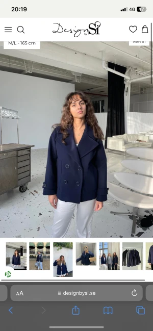 Marinblå design by si kappa  - Marinblå kappa från desig by si. Är lite noppig men annars inget fel. Lånade bilder