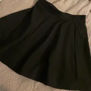 Svart kjol som är rätt utsvängd och har volym!