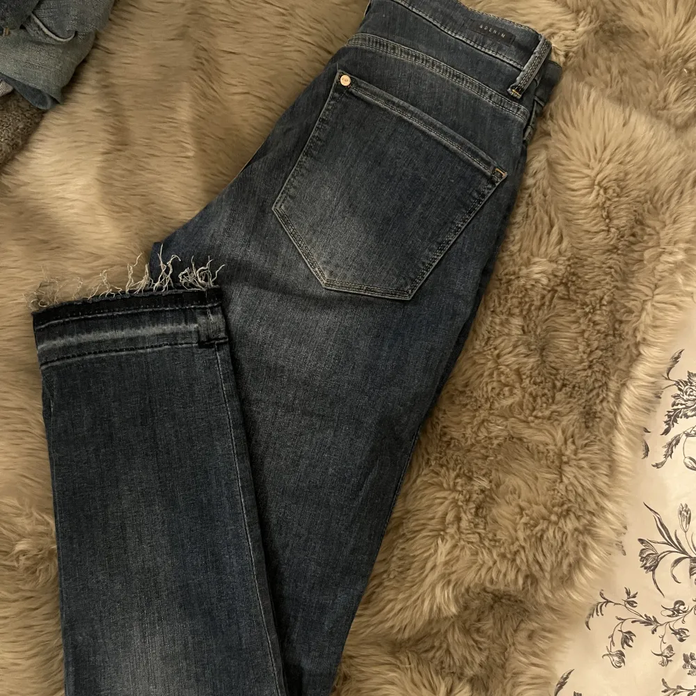 Ett par normalhöga jeans köpt från h&m. I storlek 26/30, dvs en 34-36. Väldigt bekväma byxor som formar kroppen. Aldrig använda.. Jeans & Byxor.