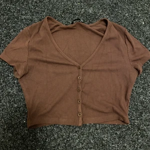 Croptop - Brun croptop med knappar. Bra skick.