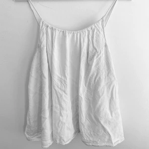 Linne  - Vitt linne med snören i ryggen🫶🏽 Sitter super fint på och är i storlek M men passar S🤍