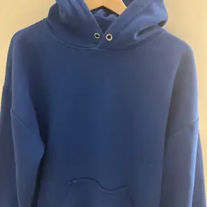 Bekväm blå Hoodie säljer pågrund av att den inte kommer till användning! Pris går att diskutera