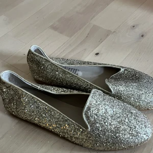 Guldglittrande sandaler - Guldglittrande flats. Storlek 37. aldrig använda. 