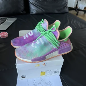 Adidas NMD Human Race Holiday - Skor från adidas i samarbete med Pharrell Williams. Skick: 8/10 Storlek: US10/EU44