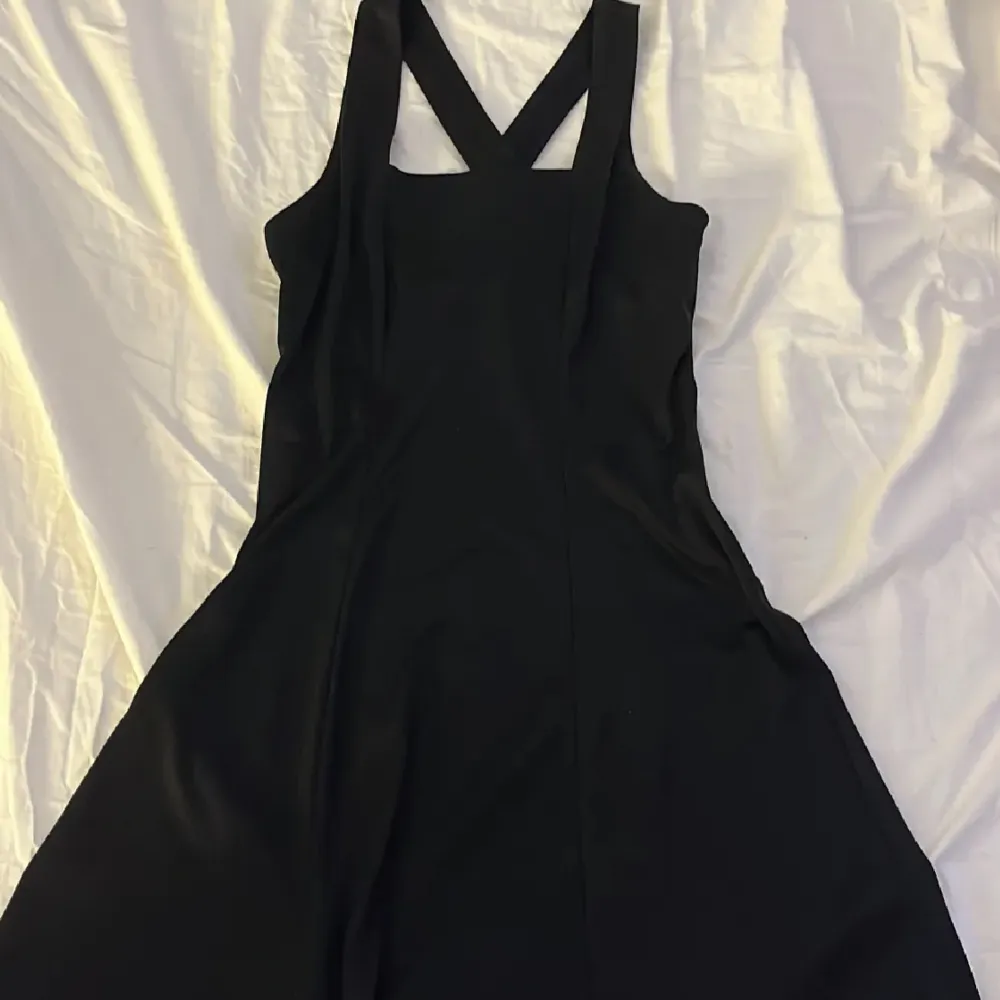 svart klänning i storlek S. Klänningar.