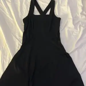 svart klänning i storlek S