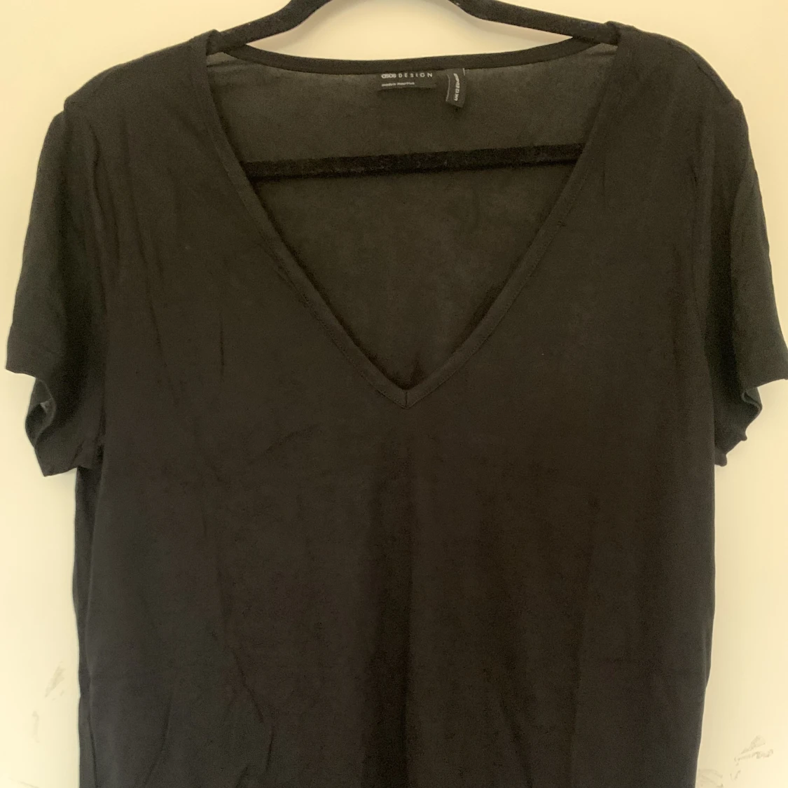 Svart avslappnad t-shirt med v-ringning - 91