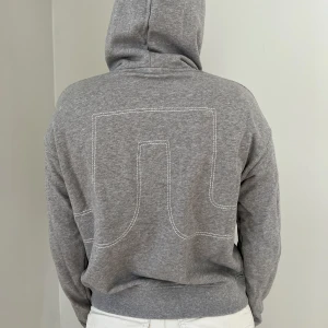 Hoodie från J.lindeberg - Grå tröja från J.lindberg med tryck på ryggen. 