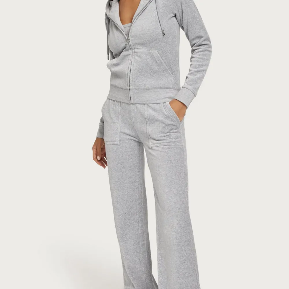 Säljer detta ljusgrå juicy couture set i ljusgrå velour i stl M. Sparsamt använt 🥰. Jeans & Byxor.