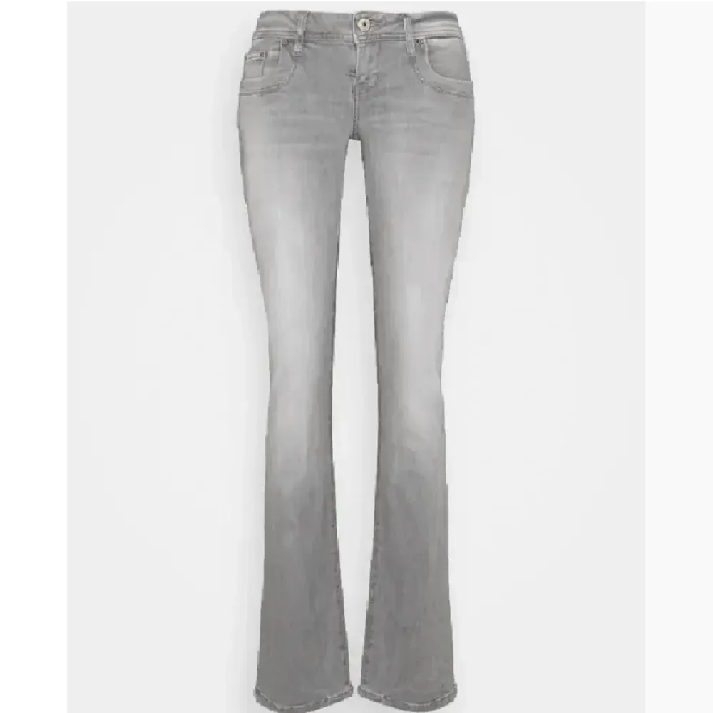 Skitsnygga Ltb jeans i storlek 26/32, har vissa defekter kom privat för de!💕💕kan oxkså byta mot ett par i 25/32 eller 24/32 (34 i längd oxkså)! Bra att veta så är fickorna,fram klippta, två hål i midjan går lätt att sy och inget syns när man har på sig de. Jeans & Byxor.