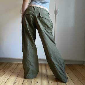 Säljer dessa jättesnygga parachute pants från PULL&BEAR! Endast testade, så lappen är kvar. Min syster är modellen på bilden. Hon är ca 166cm och bär oftast S/34/36. Byxorna är storlek M men skulle säga att de är som S. Skriv vid funderingar💞Använd köp nu