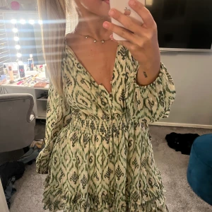 Klänning - Så fin klänning från zara men känber inte att den passar mig. I nyskick och använd 2 gånger💞