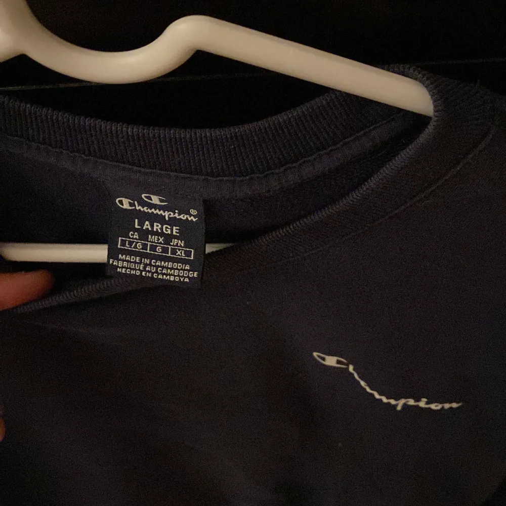 En snygg mörkblå Champion sweatshirt som är i bra skick. Tröjor & Koftor.