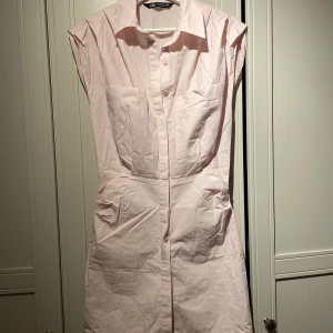 Kortare skjortklänning från Zara - Kortare skjortklänning från Zara  Har en liten prick på magen. 