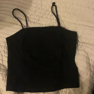 Svart linne - Ett svart linne från bik bok i bra sick💓