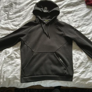 SailRacing hoddie - Säljer min svarta sailracing hoddie då jag inte använder den längre den är riktigt skön och snygg.  köpte den på seson i jönköping Storlek: M 