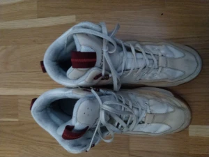 Lacoste skor - Lacoste skor i storlek 40,5. I ok skick, skicka meddelande för fler bilder. Fordrade och perfekt inför vintern. Köpta för 1800 på Zalando. Pris 200 kr 