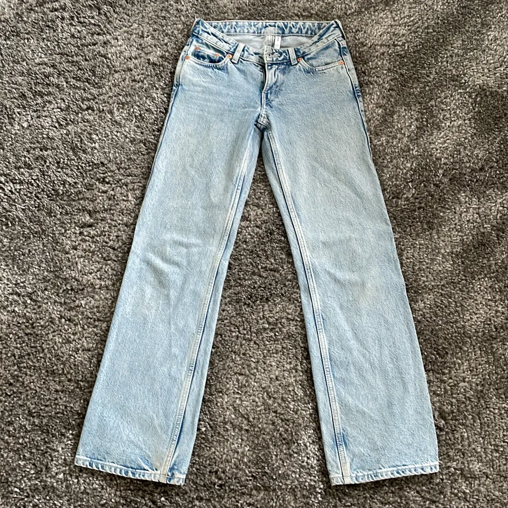Jättefina jeans som tyvärr jag växt ur. De är lågmidjade och raka i benen. De är i bra skick❤️storlek W23 L30 och passar som 32/xxs. Jeans & Byxor.