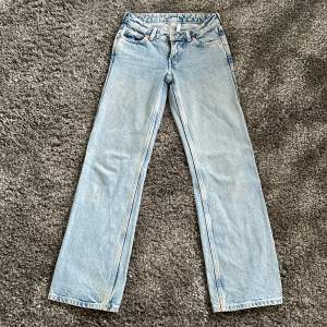 Jättefina jeans som tyvärr jag växt ur. De är lågmidjade och raka i benen. De är i bra skick❤️storlek W23 L30 och passar som 32/xxs