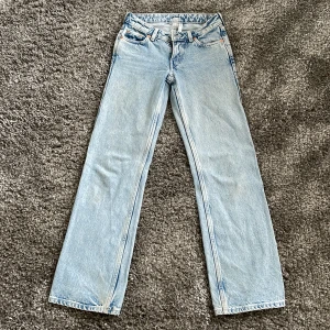 Weekday jeans - Jättefina jeans som tyvärr jag växt ur. De är lågmidjade och raka i benen. De är i bra skick❤️storlek W23 L30 och passar som 32/xxs