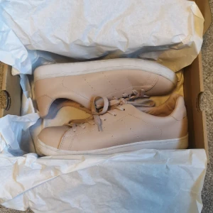 Sneaker rosa - Ett par supersnygga sneakers i en ljus-gammelråsa färg. Är använda ett fåtal gånger och i superskick. I storlek 40 från Race Marine. (passar de med 26,5cm i fotlängd) 