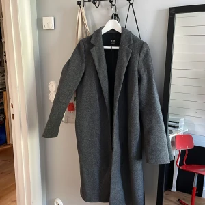 Zara jacka - Så fin kappa från Zara! Köpte i januari men har tyvärr inte kommit till användning mer än 5 gånger ☹️ nyskick, jättemysigt material, varm så bra nu till hösten! Jag är 180 och den sitter bra på mig, så skulle säga att den passar S-L typ. Nypris var 560kr!
