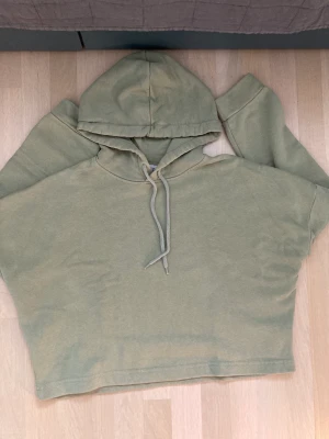 Cropped hoodie - Grön Crooped Hoodie från Nakd. Använd men i bra skick. 