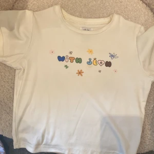 With jean t shirt  - Säljer min fina With Jean T shirt som inte går att få tag på längre. Nypris är 949 kr❤️💕💕Men jag säljer för 300 så det är ett väldigt bra pris. 