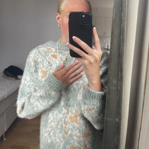 Tröja - En jätte fint tröja från Zara💌  Varm o passar perfekt till sommaren! KOM GÄRNA MED BUD
