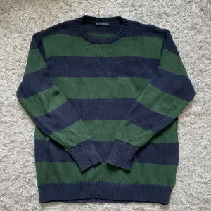 Säljer denna supersköna stickade tröjan från Brandy Melville som var populär på TikTok. Tröjan är använd men har inga rejäla skador.⭐️