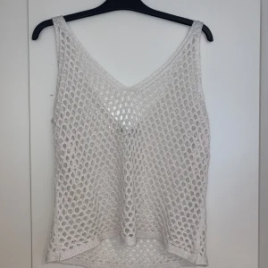 Vitt ihåligt linne  - Ett vitt linne som passar perfekt at slänga över bikinin🤍