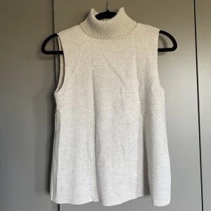 Armlös topp - Helt ny stickad armlös topp från zara. Så fin och mysig🍁
