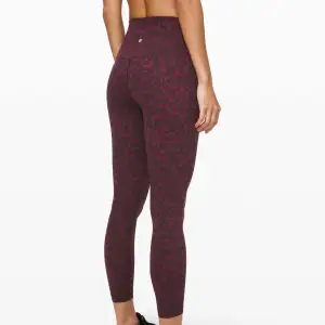 Världens mjukaste Align Leggings från Lululemon i färgen ”Dark Adobe Camo” Inköpta i USA för cirka 118$ (tyvvär inget kvitto) Lappen är bortdragen och de har små noppror mest i grenen (se bild 3) De passar nog bäst en xs-/, fler frågor svaras i dm🩷