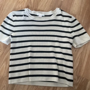 Randig finstickad tröja - Säljer nu min randiga stickade tröja från young gina. Den är k storlek 158/164 men passar XS/S. Hör av er vid intresse💋