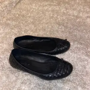 Jättefina svarta ballerina skor som tyvär är lite små. Strolek 39.